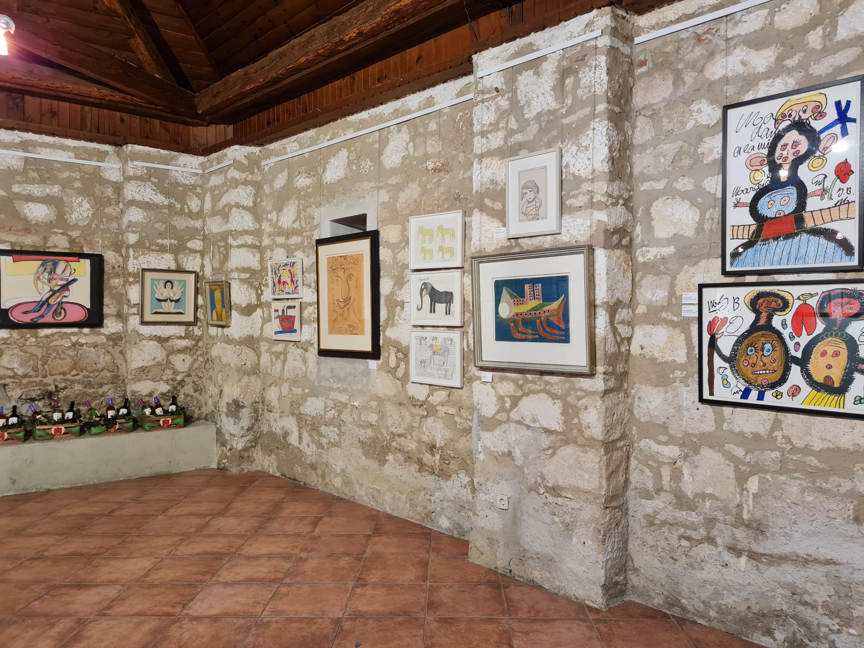 Ausstellungsansicht "Art Brut", Pfarrscheune Trausdorf an der Wulka, 2023