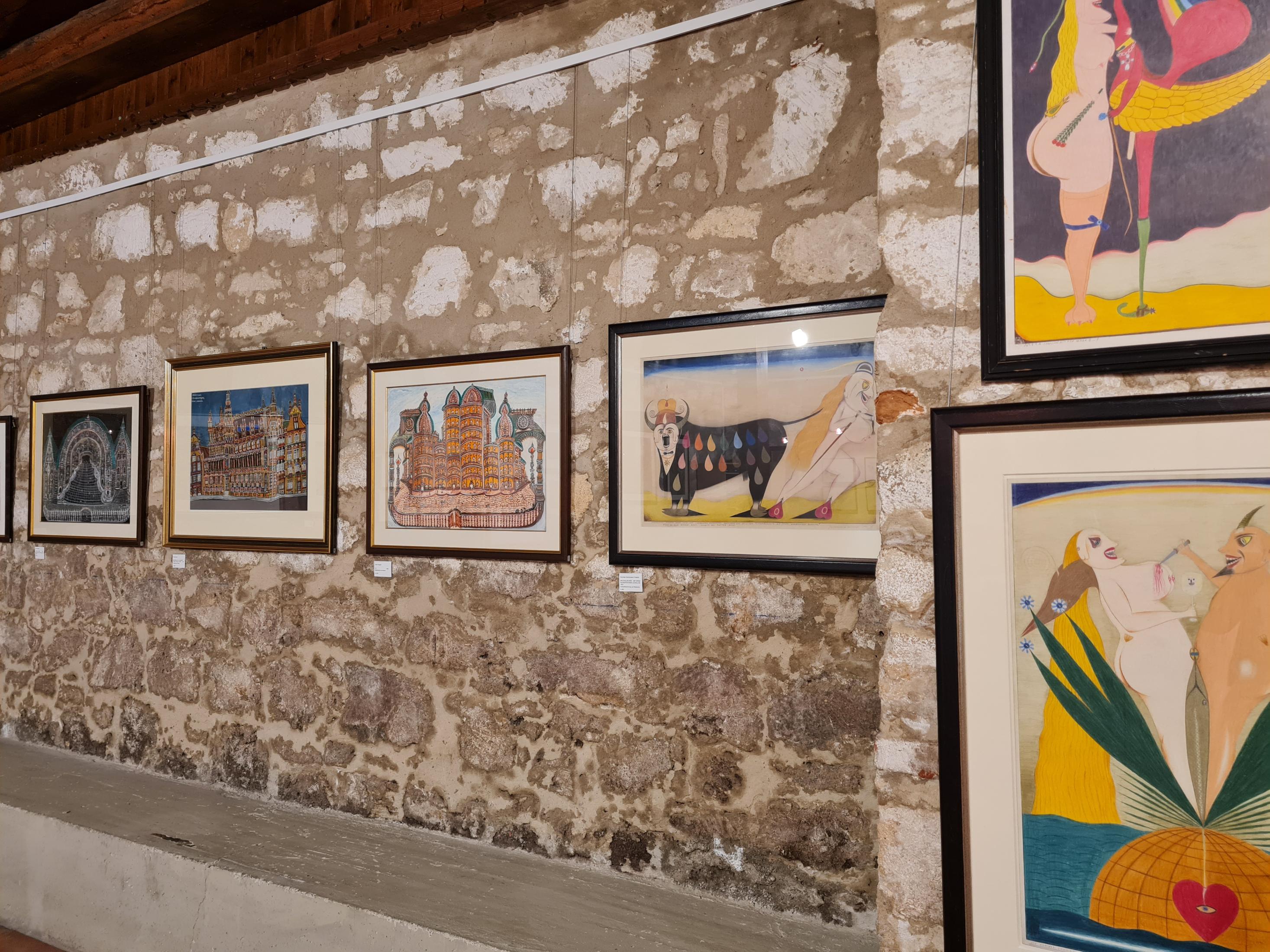 Ausstellungsansicht "Art Brut", Pfarrscheune Trausdorf an der Wulka, 2023